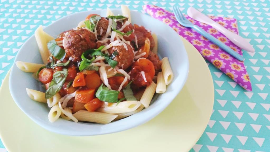 Volkorenpasta met tartaarballetjes in tomatensaus