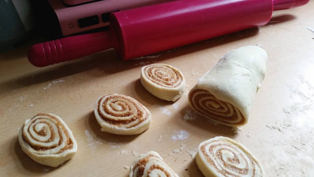 cinnamon rolls in plakjes snijden