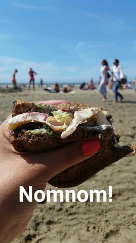 perfect day sandwich op strand