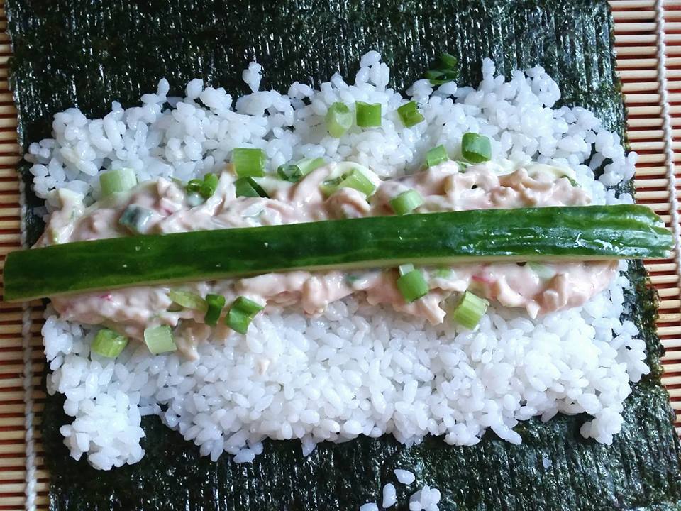 sushi home made surimi salade komkommer