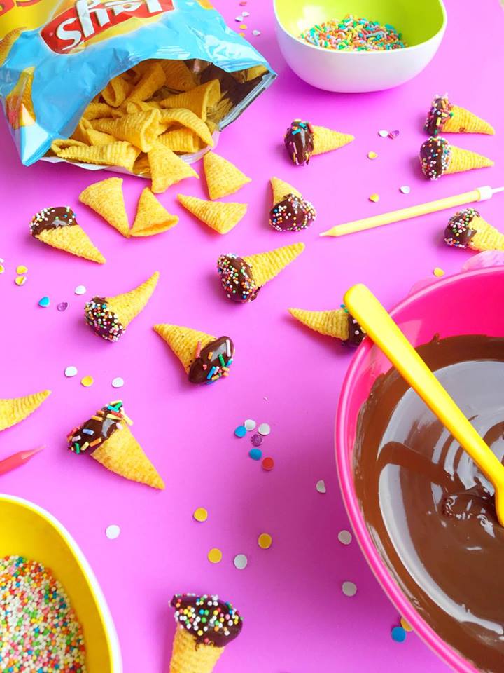 Bugles met pindakaas, chocolade en sprinkles bugles pindakaas chocolade