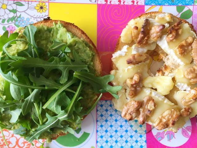 bagel camembert walnoten honing avocado rucola