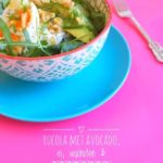 Salade van rucola, met avocado, Hüttenkäse, ei en walnoten