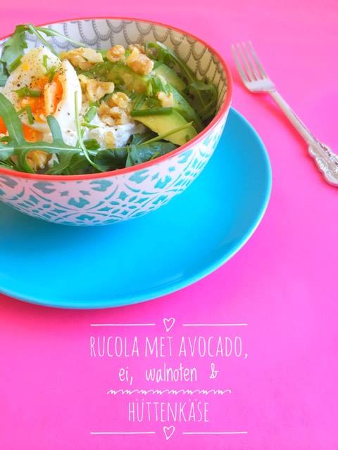 Salade van rucola, met avocado, Hüttenkäse, ei en walnoten