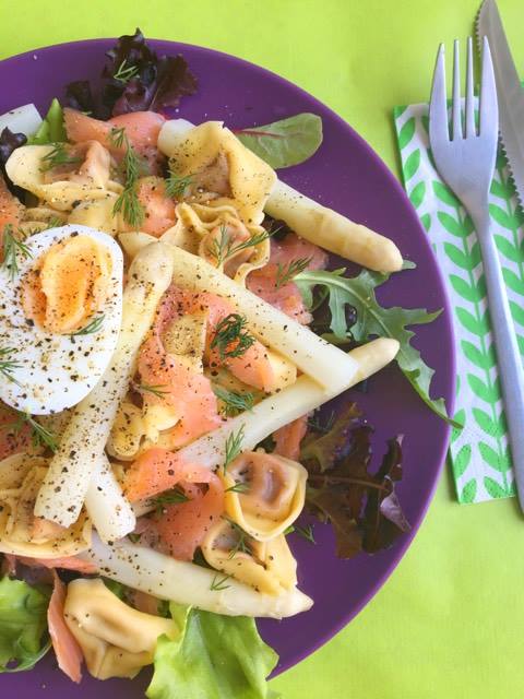 tortellini met witte asperges en gerookte zalm