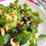 Salade met Zwarte Bonen, Avocado & Cashewnoten