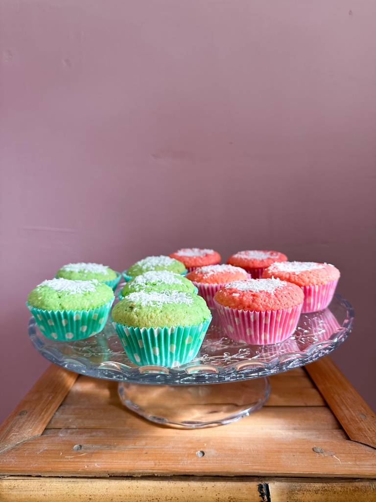 kokos cupcakes met rozensiroop of pandan extract