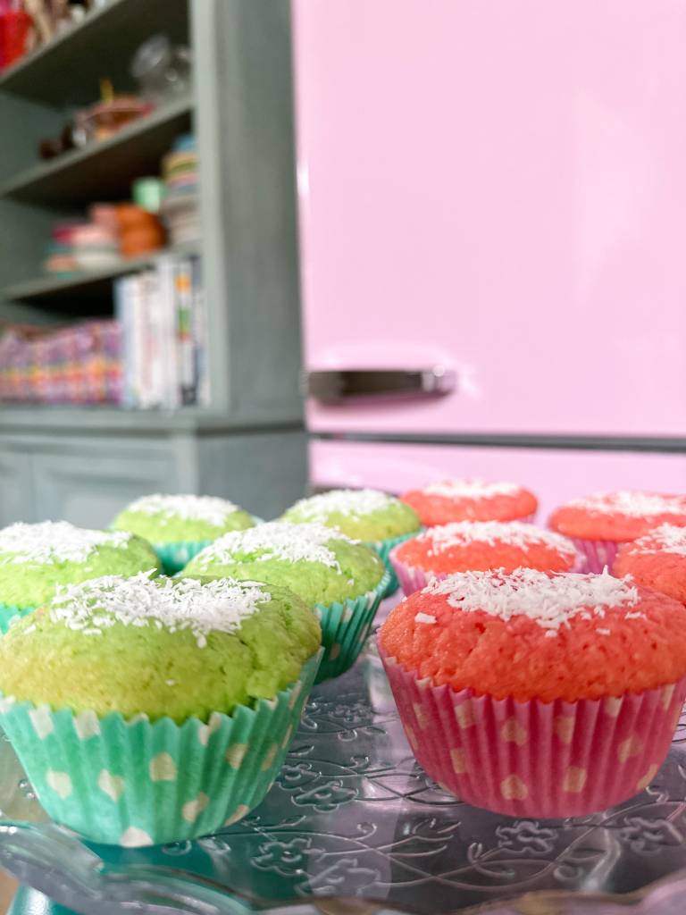 kokos cupcakes met rozensiroop of pandan extract