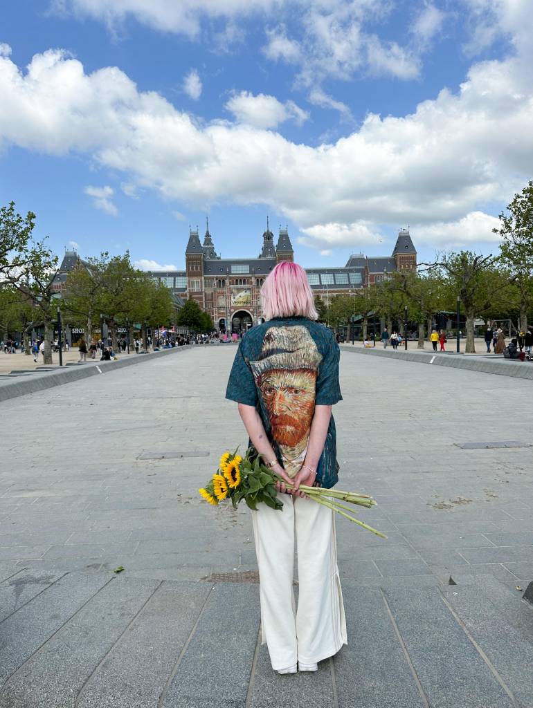 dutch girl in museum op museumplein