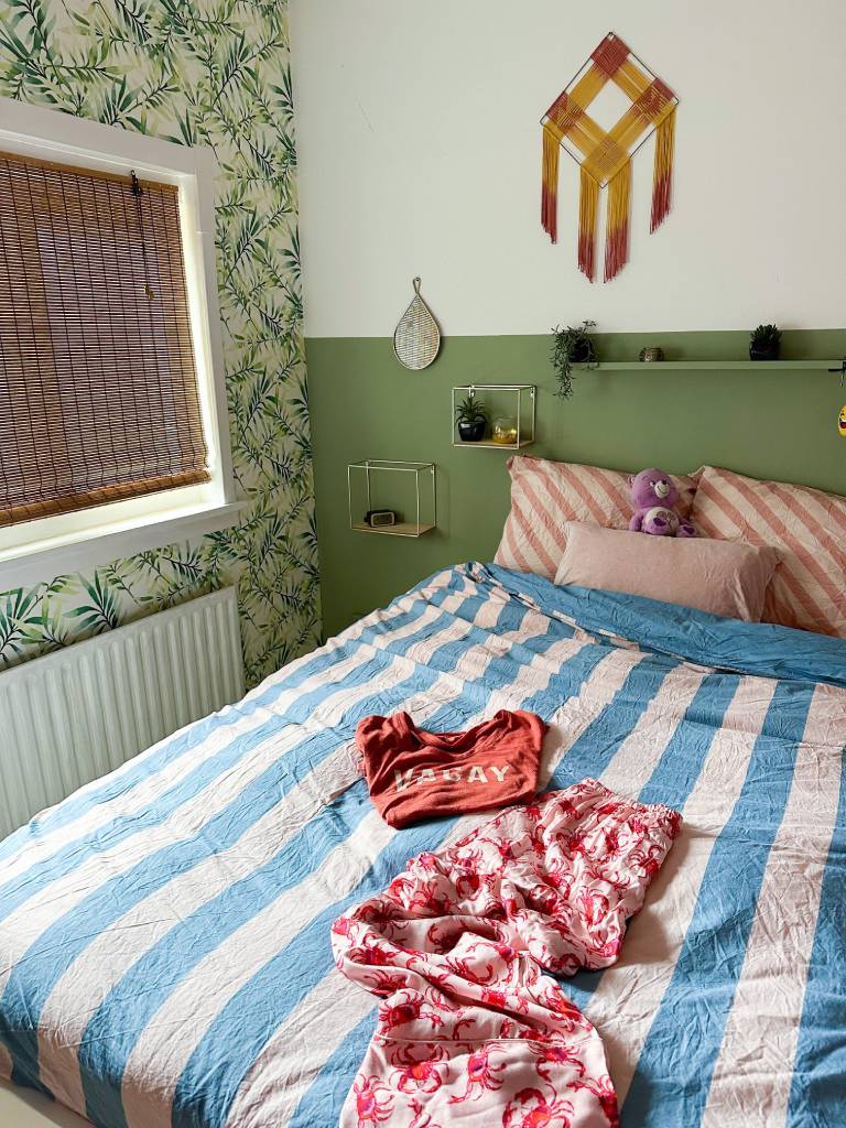 slaapkamer kleurvlak botanisch behang