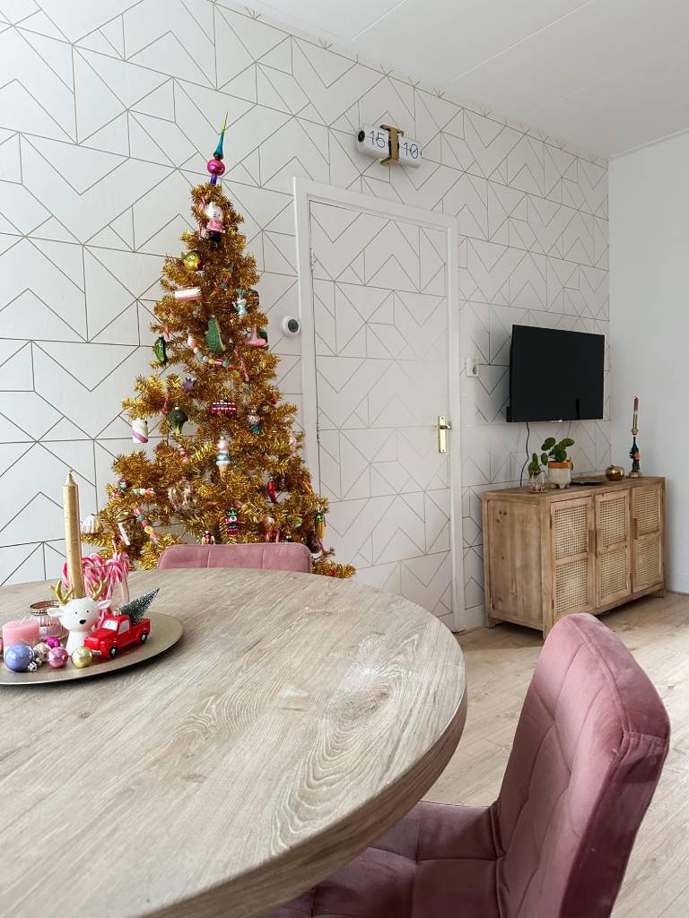 halve gouden kerstboom in kleine woonkamer